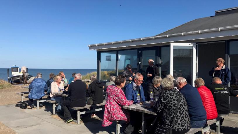 Spisende gæster ved Madpakkehuset i Lild Strand