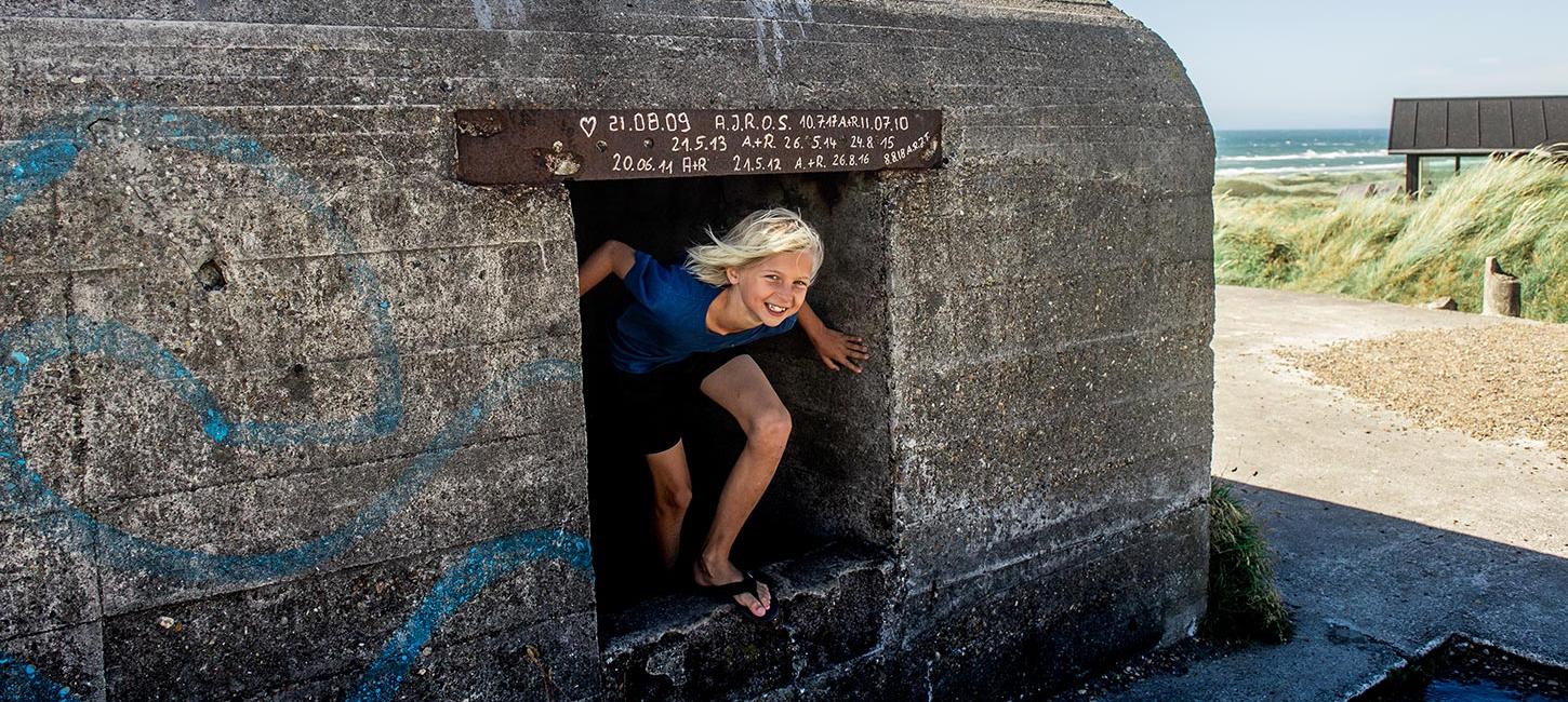 Dreng ved bunker