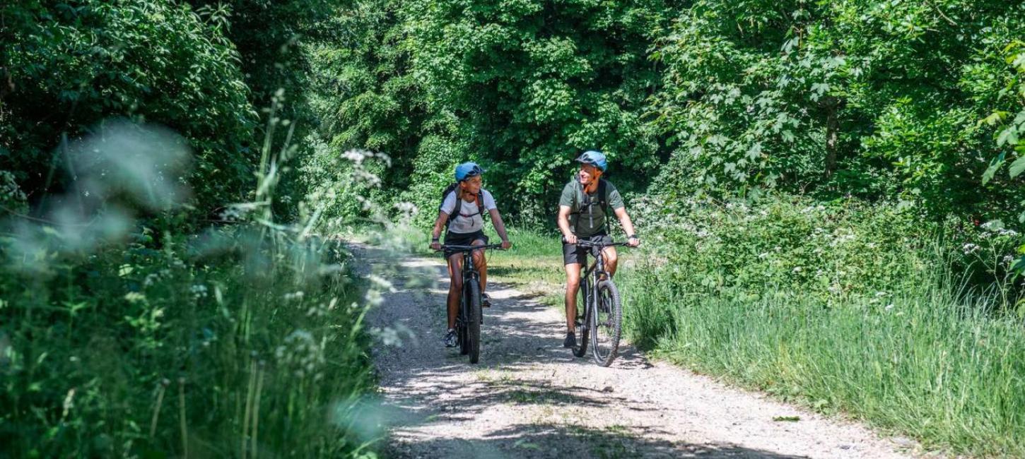 Par på cykeltur på kystsporet