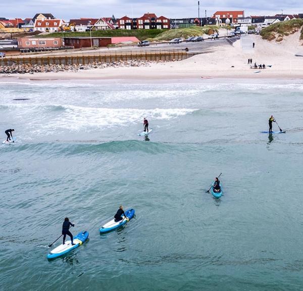 Hirtshals strand med surf og sup