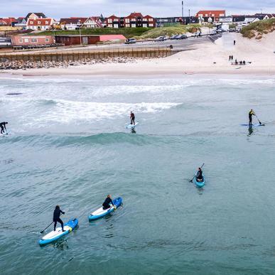 Hirtshals strand med surf og sup