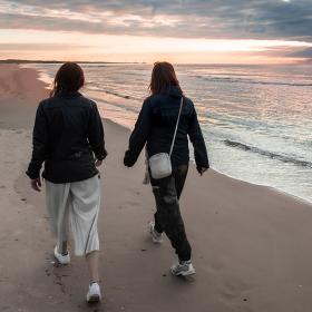 Hirtshals Tversted gåtur ved stranden i solnedgang
