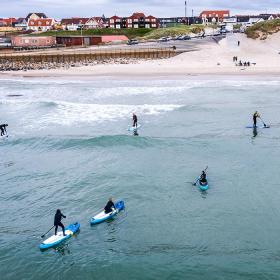 Hirtshals strand med surf og sup