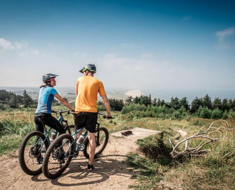 Par på mountainbike